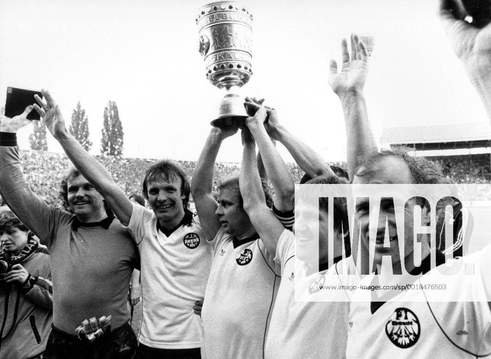 Eintracht Frankfurt gewinnt den DFB-Pokal, v.li.: Torwart Jürgen Pahl, Karl Heinz -Charly- Körbel, Bernd Hölzenbein, Bernd Nickel und Willi Neuberger, Cha Bum-Kun, Norbert Nachtweih, Michael Sziedat,