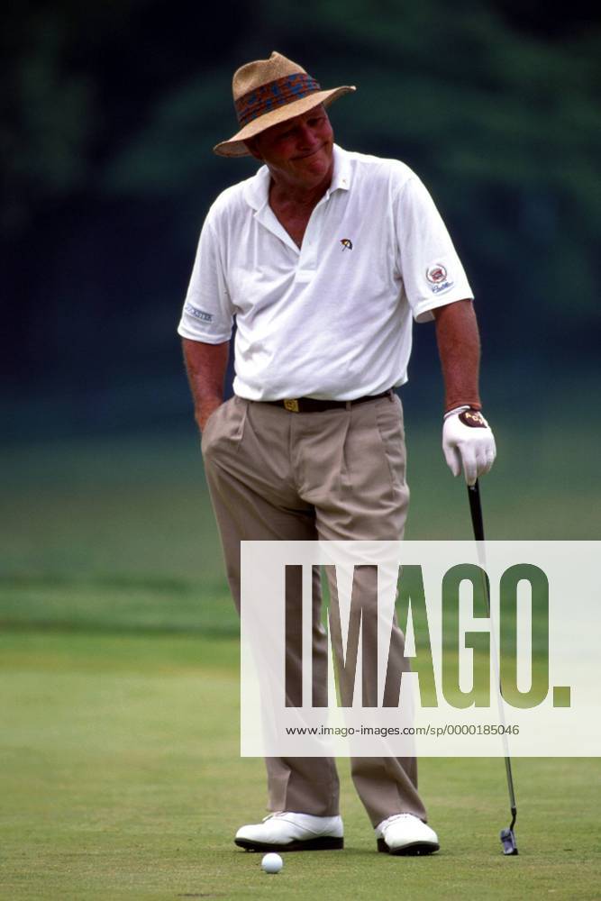 Golflegende Arnold Palmer (USA) grübelnd auf dem Grün Golf Herren BMW International Open 1999, Golfen, Profi, Profis, Golfprofi, Golfprofis, Profigolf, Europe-Tour Einzelbild Golfclub Nord-Eichenried München Nachdenklichkeit,