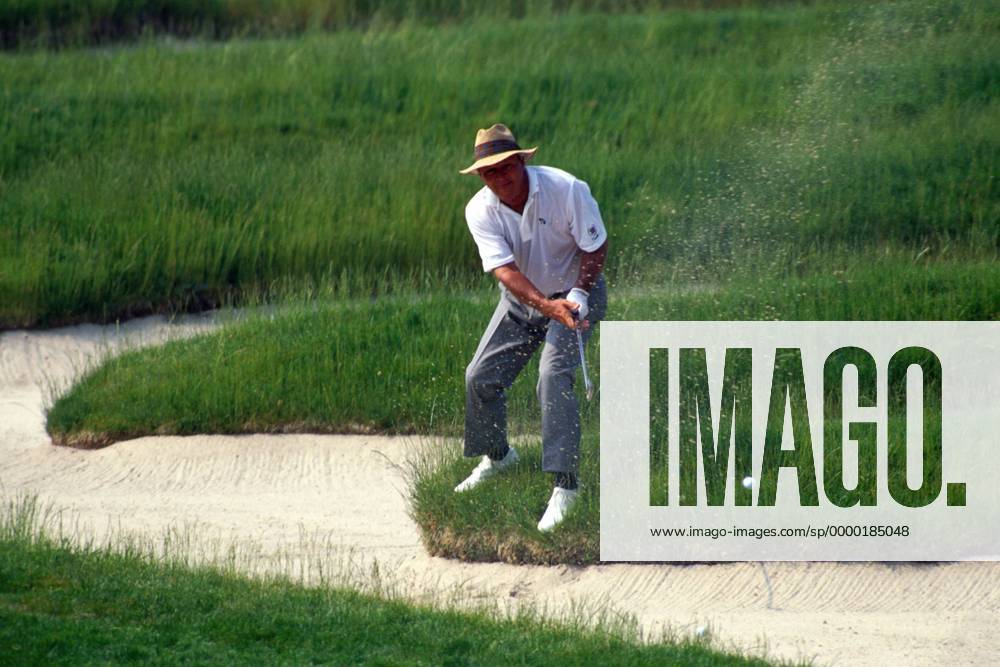 Golflegende Arnold Palmer (USA) beim Bunkerspiel Golf Herren BMW International Open 1999, Golfen, Profi, Profis, Golfprofi, Golfprofis, Profigolf, Europe-Tour Totale Golfclub Nord-Eichenried München