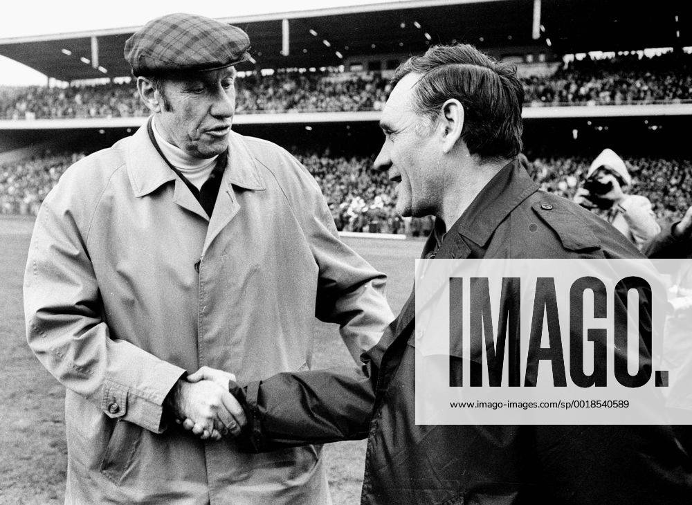 EM-Qualifikation: Deutschland - Polen 0:0 17.11.1971 in Hamburg. Bundestrainer Helmut Schön (l.) und Polens Trainer Kazimierz Gorski begrüssen sich. HM
