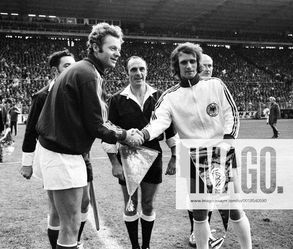 EM-Qualifikation: Deutschland - Polen 0:0 17.11.1971 in Hamburg. Begrüßung der Kapitäne. Re: Wolfgang Overath (Deutschland) und Polens Bernard Blaut mit Schiedsrichter William Mullan (Schottland). HM