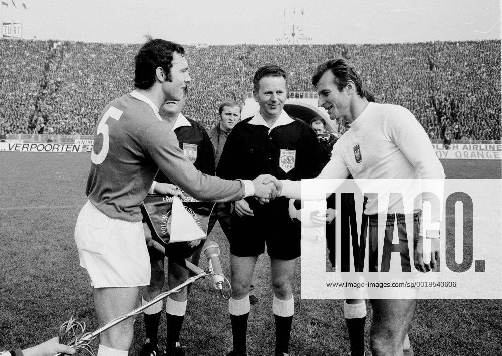 EM-Qualifikation: Polen - Deutschland 1:3 10.10.1971 in Warschau. Begrüßung der Mannschaftsführer. Li: Franz Beckenbauer. Re: Stanislaw Oslizlo (POL). Schiedsrichter Ferdinand Marschall (Österreich) HM