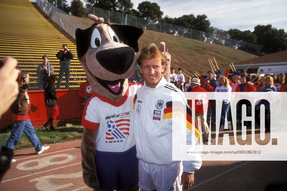 Andreas Brehme (Deutschland, re.) im Innenraum des Stadions von Palo Alto mit Striker, dem Maskottchen der WM 1994 in den USA Fußball Länderspiel Herren Länderspiel 1993, Nationalmannschaft, Nationalteam Gruppe Stanford Stadium, Stadion Palo Alton, Stanford Harmonie,