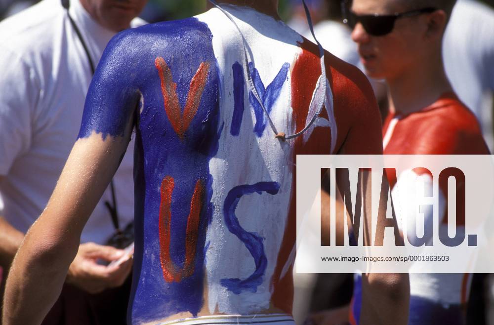 VIVA USA - ein eingefleischter Fan der USA mit blau weiß roten Schriftzug auf dem bemalten Rücken Fußball WM Herren Weltmeisterschaft 1994, Nationalmannschaft, Nationalteam, Länderspiel, Achtelfinale Einzelbild amerikanischer, amerikanische Palo Alto, Stanford