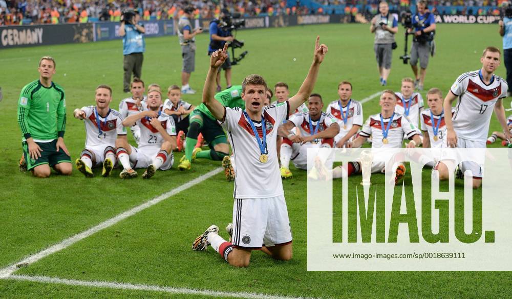 FUSSBALL WM 2014 FINALE Deutschland - Argentinien 13.07.2014 DEUTSCHLAND FEIERT DEN WM TITEL 2014: Thomas Müller (vorn mitte) und Torwart Manuel Neuer, Shkodran Mustafi, Miroslav Klose, Christoph Kramer, Erik Durm, Jerome Boateng, Mario Götze, Bastian Schweinsteiger, Andre Schürrle, Matthias Ginter und Per Mertesacker (hinten v.li.) feiern mit dem WM Pokal
