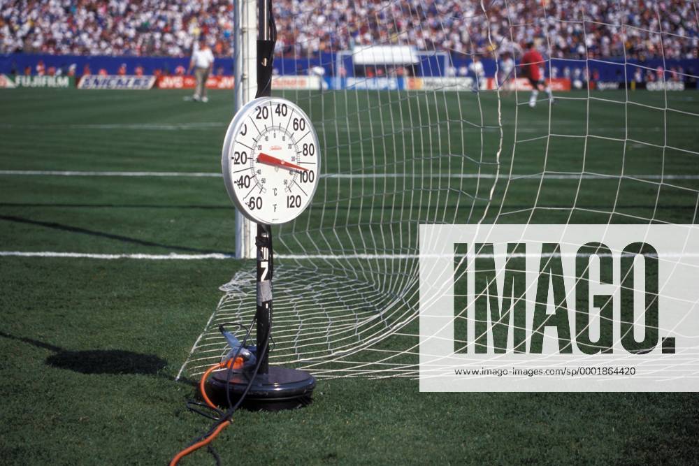 Das Thermometer zeigt vor der Halbfinalpartie auf dem Rasen des Giants Stadiums fast 100 Grad Fahrenheit bzw. 36 Grad Celsius an Fußball WM Herren Weltmeisterschaft 1994, Nationalmannschaft, Nationalteam, Nationaltrikot, Länderspiel, Halbfinale Einzelbild Giants Stadium, East Rutherford New York New Jersey, NY, N.Y., NJ, N.J.