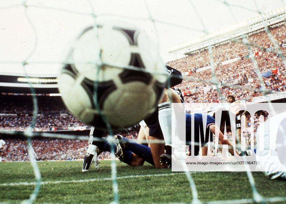 Der Ball zappelt im Netz und Karl Heinz Förster (re., BR Deutschland) ist fassungslos, Torschütze Paolo Rossi (Italien) bejubelt das 1:0 noch auf dem Boden Fußball WM Herren Weltmeisterschaft 1982, Länderspiel, Nationalmannschaft, Nationalteam, Nationaltrikot, Vdia Totale Estadio Santiago Bernabeu, Finale, Endspiel Madrid