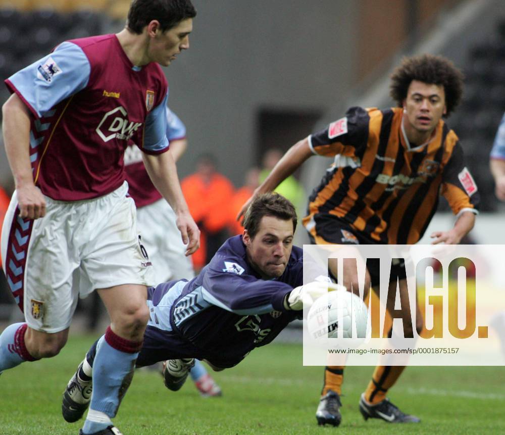 Torwart Thomas Sörensen (Mitte) hechtet nach dem Ball, daneben Gareth Barry (beide Aston Villa, li.) und Jason Price (Hull) - (Serie 3 3) - Fußball Herren FA Cup 2005 2006, Englischer Pokal, Pokalspiel, FC Hull City - Aston Villa 0:1 Gruppe Hull Dynamik,
