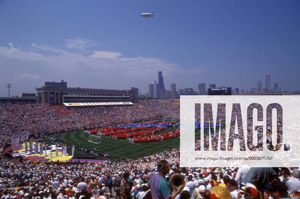 Eröffnungsveranstaltung der WM 1994 - ein buntes Spektakel wird auf dem Spielfeld vorgeführt, im Hintergrund am Horizont die Skyline von Downtown Chicago Fußball WM Herren Weltmeisterschaft 1994, Eröffnungszeremonie, Zeremonie, Eröffnung, Veranstaltung, Show, Showprogramm Totale Soldier Field Stadium, Stadion Chicago, Eröffnungsfeier, feiern, Feier