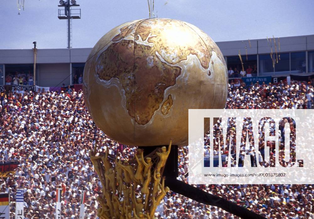 Bei der Eröffnungsveranstaltung der WM 1994 wird die Erde und die Menschheit vergoldet dargestellt Fußball WM Herren Weltmeisterschaft 1994, Eröffnungszeremonie, Zeremonie, Eröffnung, Veranstaltung, Show, Showprogramm Totale Soldier Field Stadium, Stadion Chicago