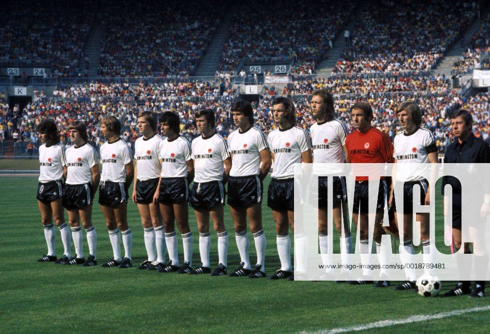 Mannschaftsvorstellung Eintracht Frankfurt, v.li.: Thomas Rohrbach, Bernd Nickel, Bernd Hölzenbein, Peter Reichel, Jürgen Kalb, Roland Weidle, Klaus Beverungen, Karl Heinz -Charly- Körbel, Gert Trinklein, Torwart Peter Kunter, Jürgen Grabowski