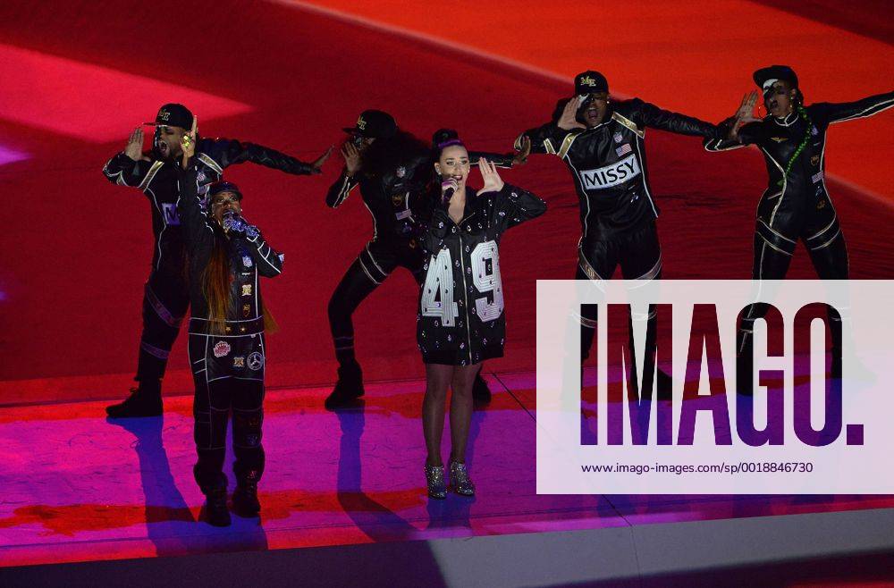 Katy Perry (C) performs with Missy Elliott (L) during halftime activities of Super Bowl XLIX at University of Phoenix Stadium in Glendale, Arizona, February 1, 2015. SBP20150201694 ARTxFOXALL