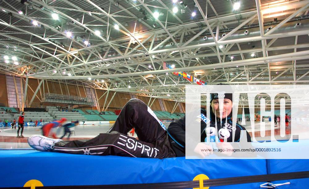 Claudia Pechstein (Deutschland) freut sich beim Weltcup im Lingotto Oval in Turin mit den Maskottchen der Winterspiele, Gliz und Neve, auf die Olympischen Spiele 2006 an selber Stelle Eisschnellauf OS Winter Damen Weltcup 2005 2006, Worldcup, Welt Cup, World, WC, Vorschau, Olympische Spiele, Winterspiele, Vdig Totale Lingotto Oval Turin