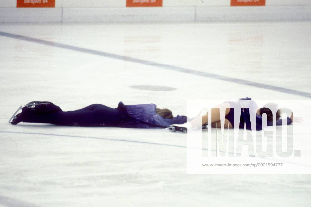 Christopher Dean und Jayne Torvill (beide Großbritannien) liegen zum emotionalen Finale ihrer Kür auf dem Eis Eistanz OS Winter Olympische Spiele 1984, Winterspiele, Kür, Vdia Gruppe Sarajevo