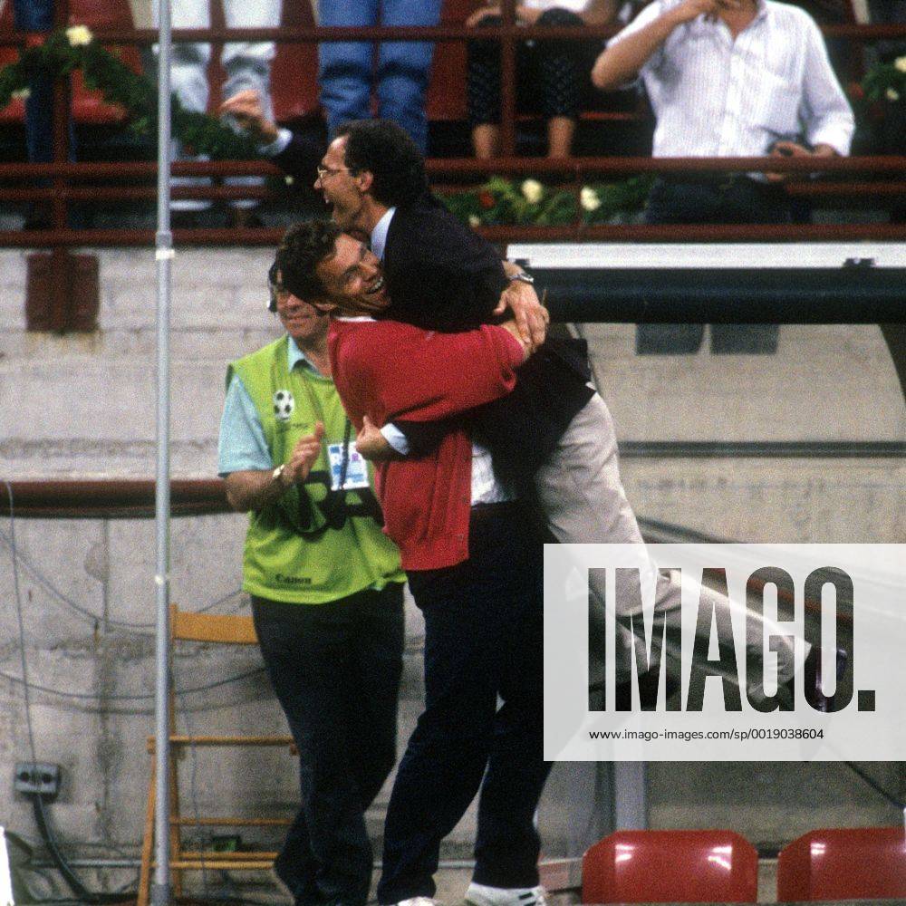 Teamchef Franz Beckenbauer und Co Trainer Holger Osieck (beide BR Deutschland)