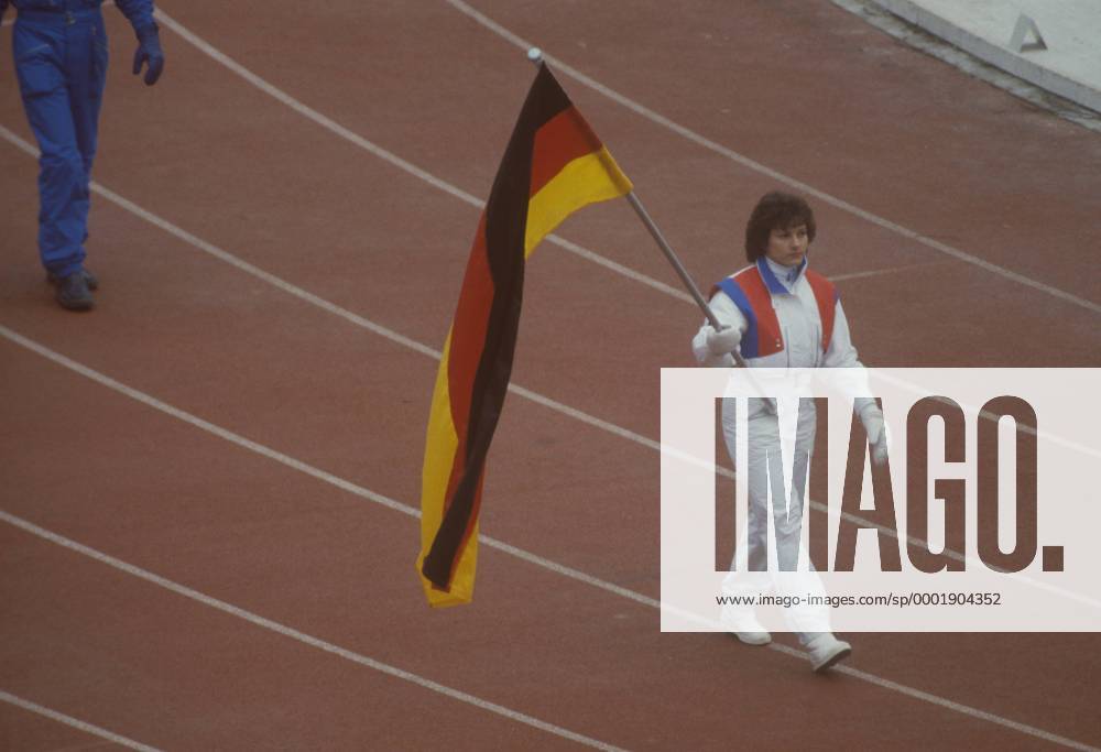Fahnenträgerin Monika Holzner (BR Deutschland) während der Eröffnungsveranstaltung Eisschnellauf OS Winter Herren Olympische Spiele 1984, Winterspiele, Eröffnung, Eröffnungsfeier, Feier, Fest, Zeremonie, Vdia Einzelbild Sarajevo, Eröffnungszeremonie