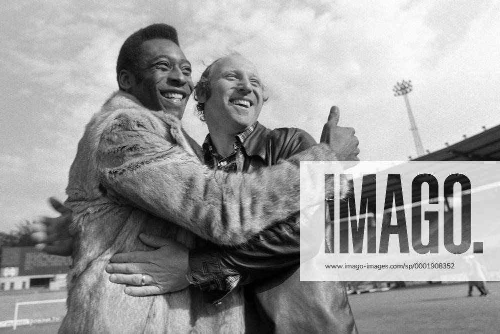 Pele (Brasilien, li.) und DFB Ehrenspielführer Uwe Seeler (BR Deutschland) Fußball WM Herren Weltmeisterschaft 1974, Shooting, Fotoshooting, Fototermin, Pressetermin, Fotostory Gruppe Frankfurt M. Harmonie,