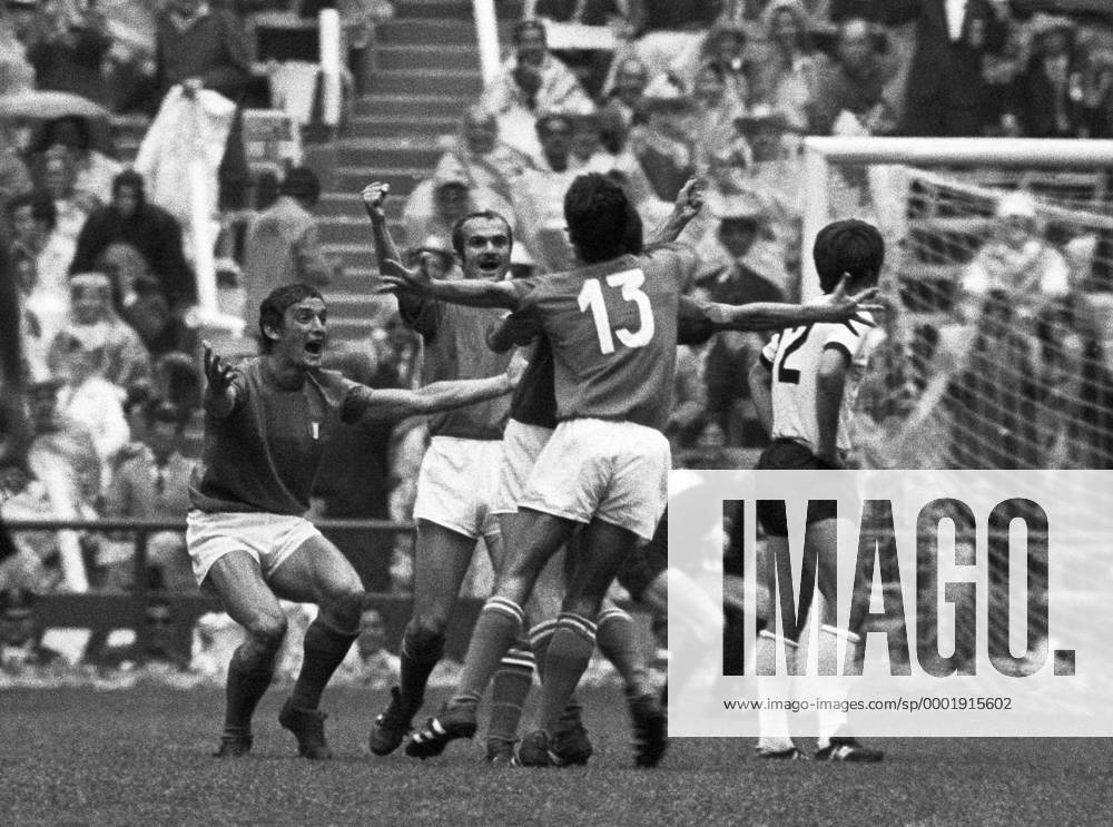 Torjubel Italien, v.li.: Luigi Riva, Sandro Mazzola und Angelo Domenghini und den enttäuschte Wolfgang Overath (BR Deutschland) Fußball WM Herren Weltmeisterschaft 1970, Nationalmannschaft, Nationalteam, Nationaltrikot, Länderspiel, Halbfinale Totale Mexico City, Mexiko Stadt Begeisterung, Freude,