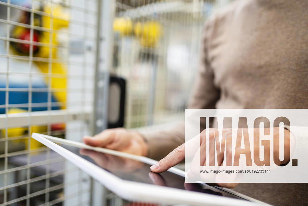 IMAGO Creative: Business, Inflation und Lieferketten Hand of engineer using tablet PC at factory model released, Symbolfoto property released, DIGF18864
