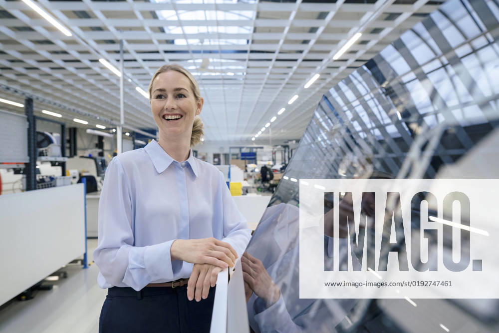 IMAGO Creative: Business, Innovative Technologie-Lösungen Happy businesswoman standing by desktop computer at industry model released, Symbolfoto property released, JOSEF14059