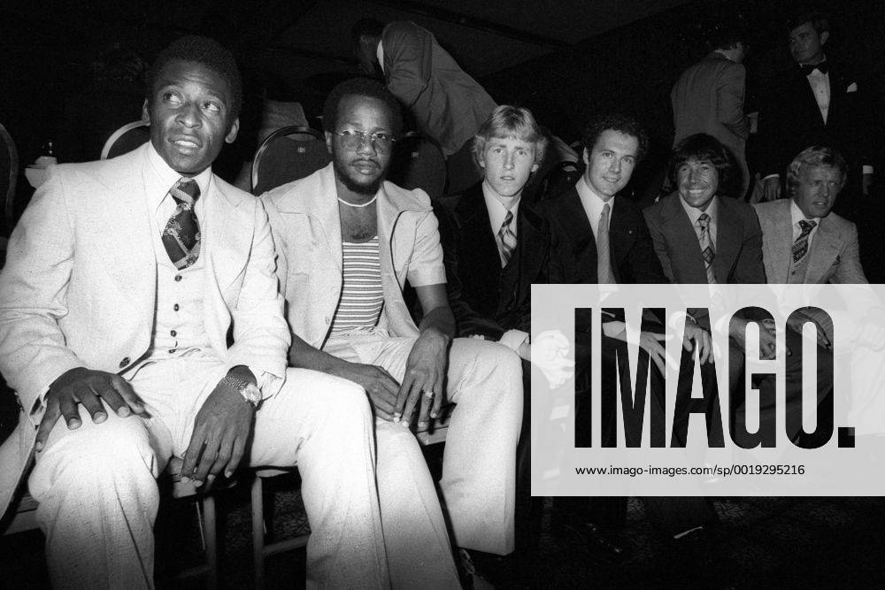 Li.: Pele, 3.v.re.: Franz Beckenbauer (beide New York Cosmos), 2.v.re.: Gordon Banks (Fort Lauderdale Strikers)