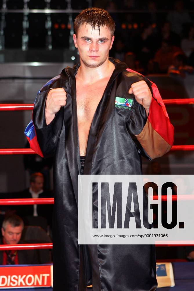 Denis Boytsov (Rußland) posiert nach dem Kampf Boxen Herren Kampfabend 2006, Boxsport, Profiboxen, Schwergewicht, Einzelbild Düsseldorf