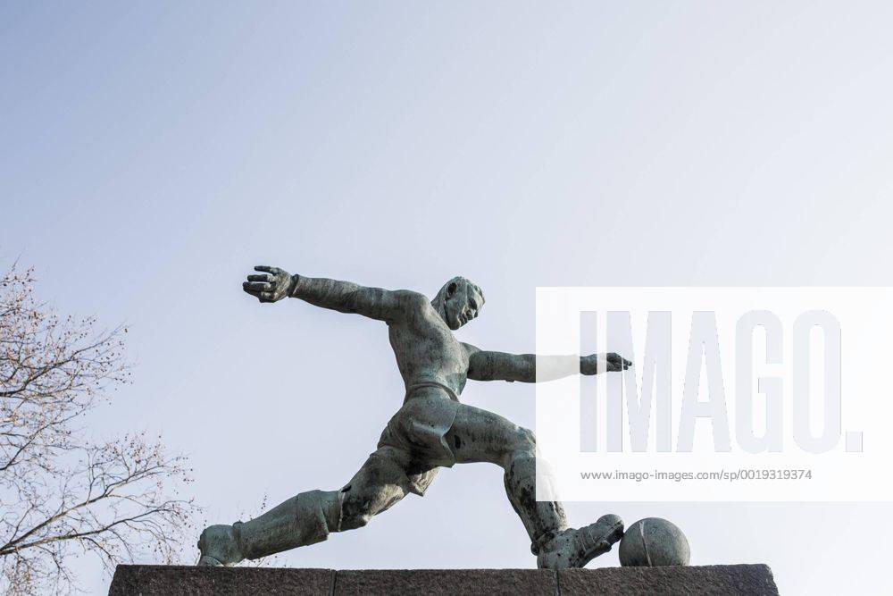 Berlin, Deutschland, 19.03.2015: Berlin - Friedrich-Ludwig-Jahn-Sportpark. Fußballstatue