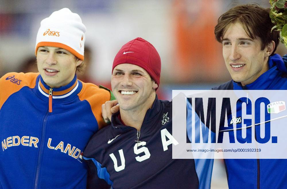 Siegerehrung 5000m: Chad Hedrick (USA, Mitte) gewinnt vor Sven Kramer (Niederlande, li.) und Enrico Fabris (Italien) - (oly2006021108) Eisschnellauf OS Winter Herren Olympische Spiele Turin 2006, Winterspiele, 5000m, 5000 m, Meter, Vdig Gruppe Turin Freude,