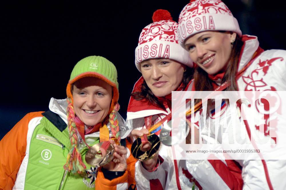 Siegerehrung 15km bei den Olympischen Spielen 2006, v.li.: Martina Glagow (Deutschland, Bronze), Olympiasiegerin Svetlana Ishmouratova (Gold) und Olga Pyleva (Silber, beide Rußland) präsentieren ihre Medaillen Biathlon OS Winter Damen Olympische Spiele Turin 2006, Winterspiele, 15km, 15 km, Kilometer, Bronzemedaille Gruppe Medals Plaza Turin Freude,
