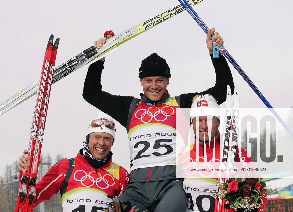 Siegerehrung Biathlon 10 km Sprint - Olympiasieger Sven Fischer (Deutschland, Mitte) wird von den platzierten Halvard Hanevold (li.) und Frode Andresen (beide Norwegen) auf den Schultern getragen Biathlon OS Winter Herren Olympische Spiele Turin 2006, Winterspiele, 10Km, 10 km, Sprint, Gruppe Cesana San Sicario Freude,