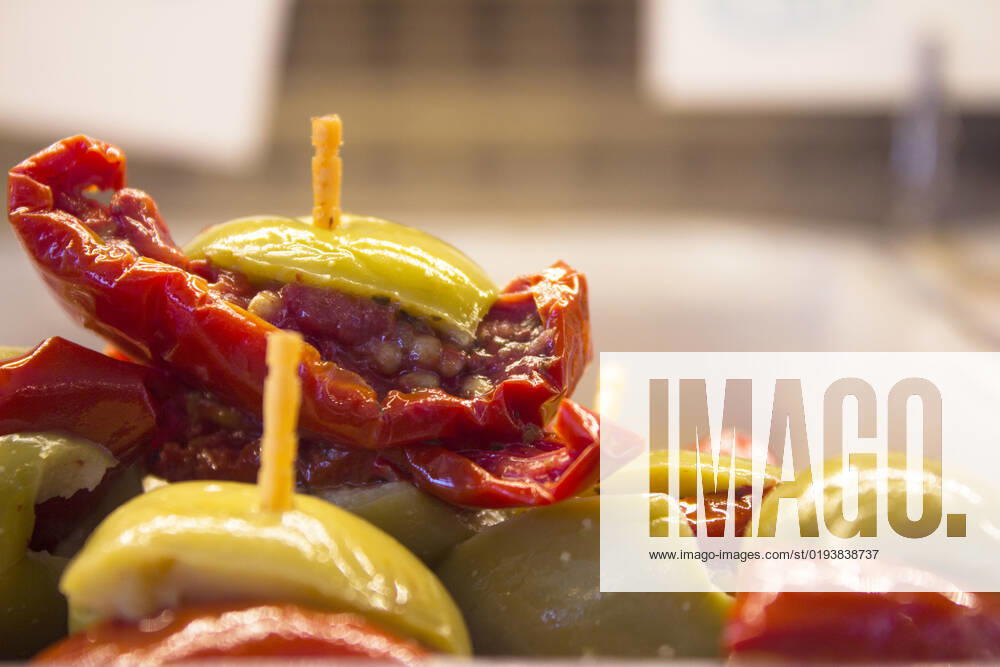 IMAGO Creative, Food, Tapas Olives with hot red pepper. No people. No copy space, model released, , 38085820.jpg, vegetables, vegan, freshness, natural, traditional, organic, spanish, peppers, marinated, appetizer, healthy, food, spicy, green, vegetarian, olive, red, hot, snack, pepper, fresh, antipasto, nutrition, antipasti, mediterranean, italian, starter, white, plate, tapas, background, cuisine, ingredient, cooking, oil, vegetable, pickled, fruit, chili