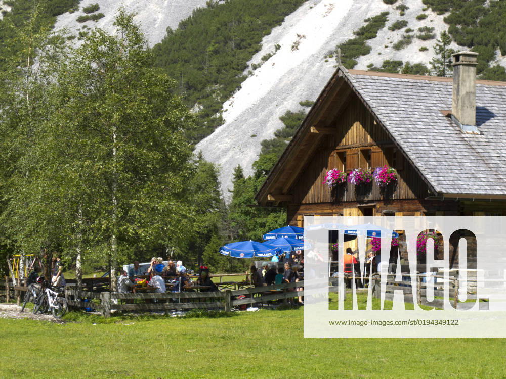 IMAGO Creative: Sommer, In den Bergen Alm im Karwendel Kastenalm im Isartal, Karwendeltal bei Scharnitz