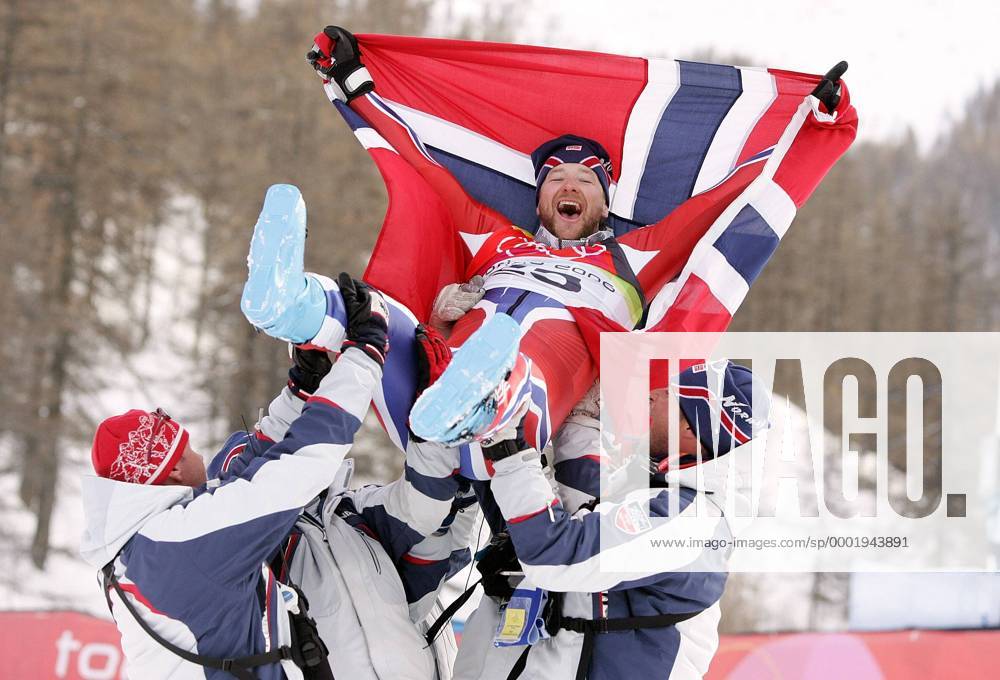 Kjetil Andre Aamodt (Norwegen), Olympiasieger im Super G, lässt sich von seinen Trainern feiern Alpiner Skilauf OS Winter Herren Olympische Spiele Turin 2006, Winterspiele, Ski Alpin, Skisport, Super G Gruppe Sestriere Borgata Freude, Begeisterung,