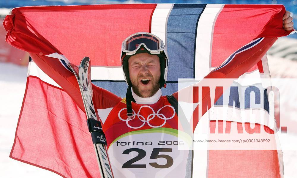 Kjetil Andre Aamodt (Norwegen), Olympiasieger 2006 im Super G, jubelt mit seiner Nationalfahne Alpiner Skilauf OS Winter Herren Olympische Spiele Turin 2006, Winterspiele, Ski Alpin, Skisport, Super G Einzelbild Sestriere Borgata Freude, Begeisterung,