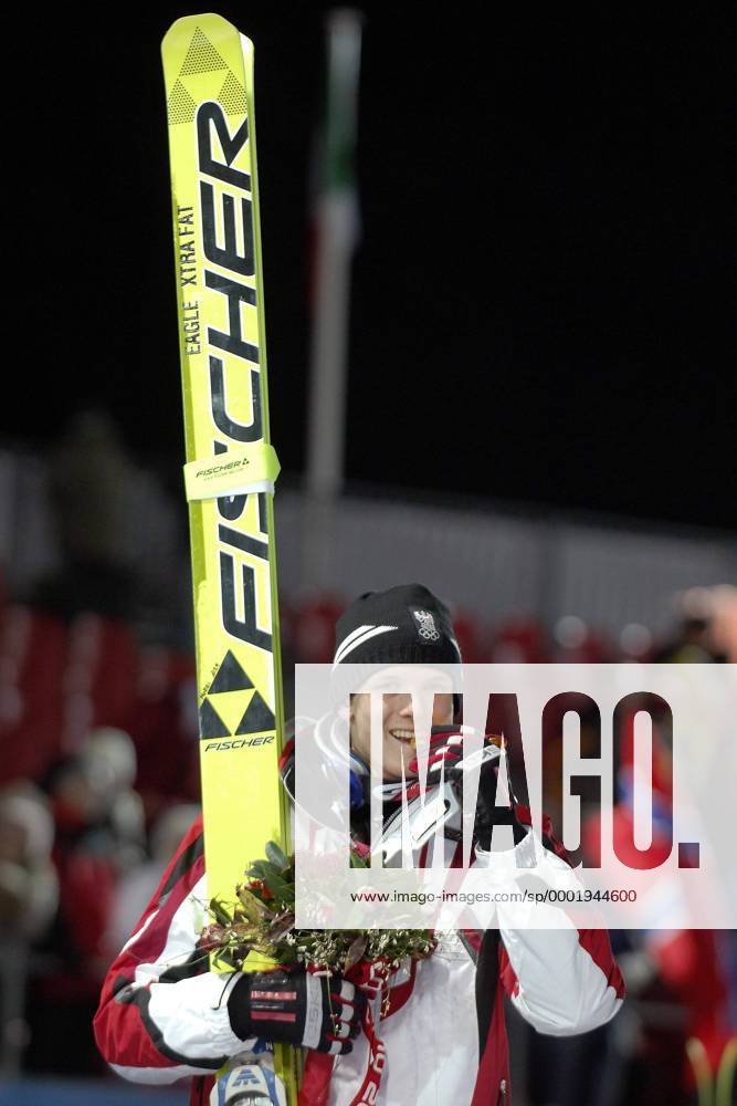 Olympiasieger Thomas Morgenstern (Österreich) prüft die Echtheit seiner Goldmedaille Skispringen OS Winter Herren Olympische Spiele Turin 2006, Winterspiele, Skisprung, Ski Nordisch, Nordischer Skisport Einzelbild Pragelato