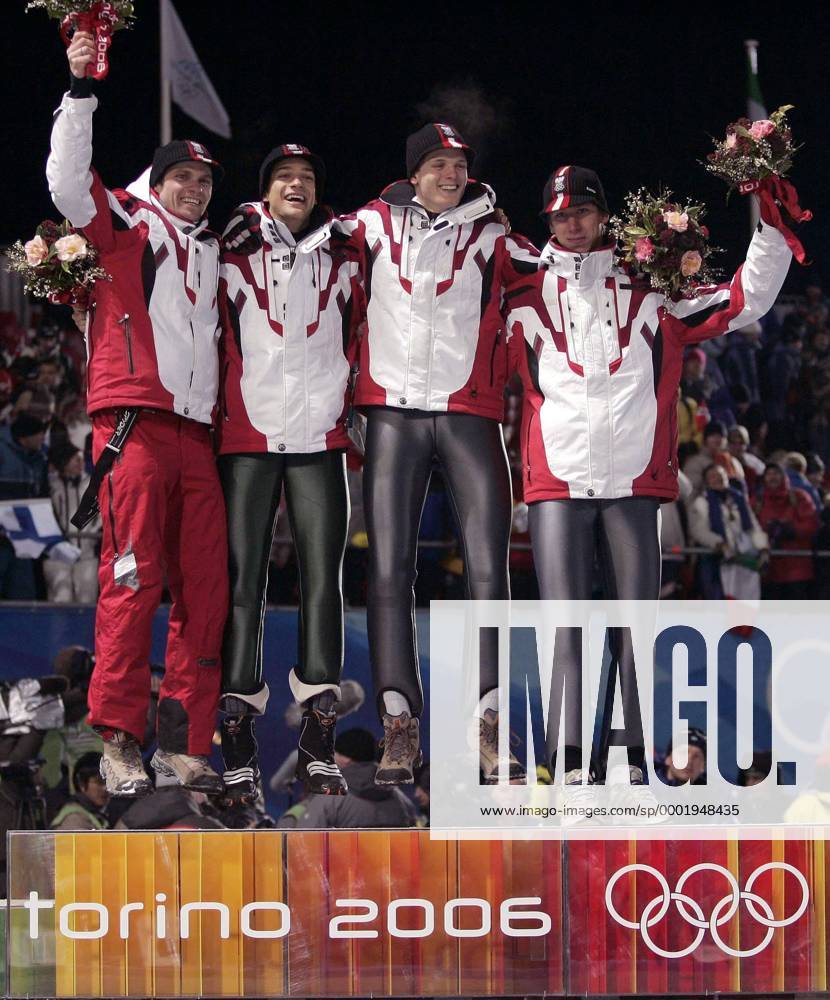 Siegerehrung Mannschaftsspringen, Olympiasieger Team Österreich jubelt, v.li. Andreas Widhölzl, Andreas Kofler, Thomas Morgenstern und Martin Koch Skispringen OS Winter Herren Olympische Spiele Turin 2006, Winterspiele, Nordischer Skisport, Ski Nordisch, Skispringen Gruppe o0 Schriftzug Pragelato Freude,