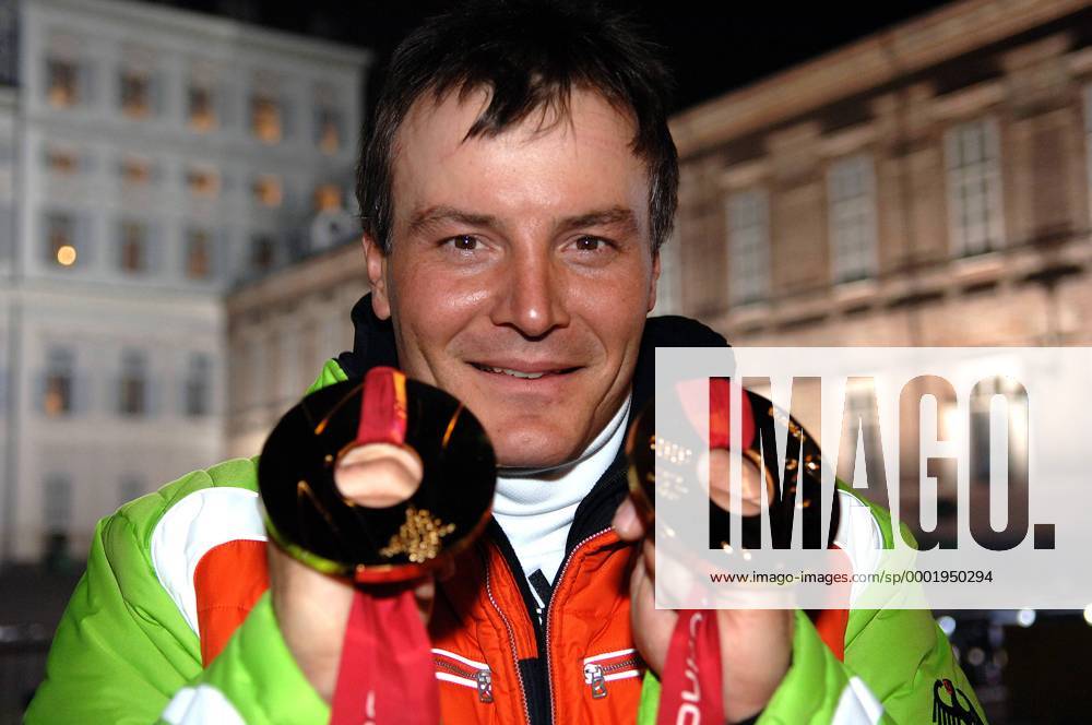 Sven Fischer (Deutschland) präsentiert stolz seine beiden olympischen Goldmedaillen in der 4x7,5 km Staffel und über 10km Sprint im Biathlon Biathlon OS Winter Herren Olympische Spiele Turin 2006, Winterspiele, 4x7,5km, 4 x 7,5 Kilometer, Staffellauf, Staffelrennen Porträt Medal Plaza Turin Freude,