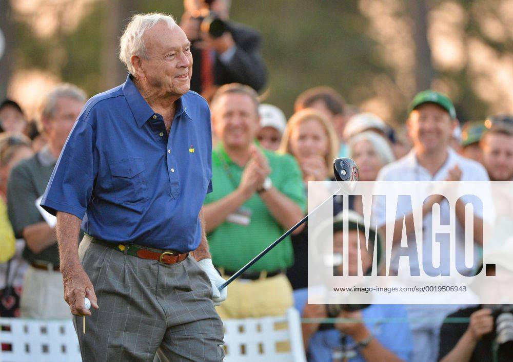 Arnold Palmer tees off at hole 1 to start the 2015 Masters Tournament at Augusta National Golf Club in Augusta, Georgia on April 9, 2015. MAS20150409115 KEVINxDIETSCH