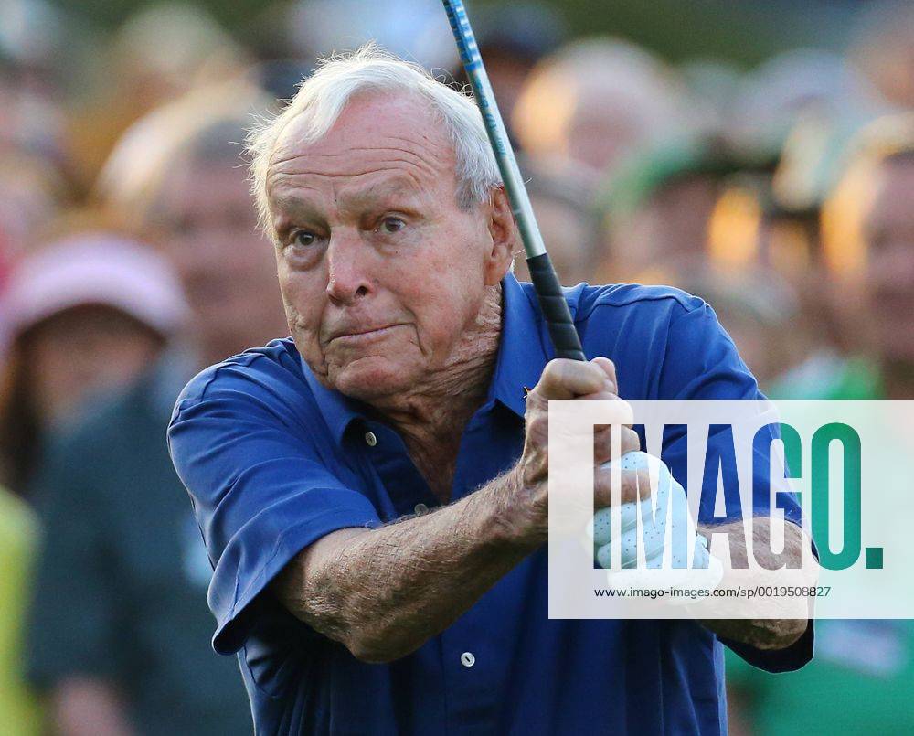 Augusta, GA, USA - Honorary starter ARNOLD PALMER, a four-time Masters Champion, hits the first tee shot to begin the Masters in Augusta, Ga. Golf 2015 - Masters - Day One - ZUMAm67_