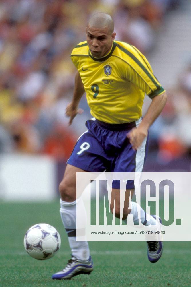 Ronaldo (Brasilien) am Ball Fußball Länderspiel Herren Weltmeisterschaft 1998, Nationalmannschaft, Nationalteam, Nationaltrikot, Gruppe A, Eröffnungsspiel Einzelbild Paris, St. Denis, Saint Dynamik,