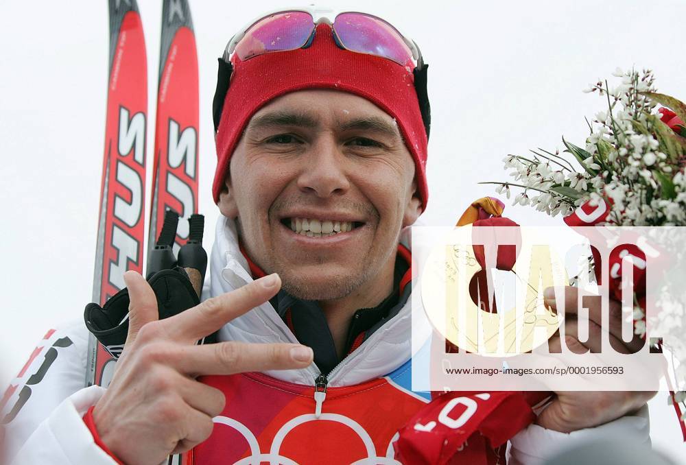 Olympiasieger Michael Greis (Deutschland) gewinnt seine 3. Goldmedaille beim 15km Massenstart Biathlon OS Winter Herren Olympische Spiele Turin 2006, Winterspiele, 15km, 15 km, Massenstart Einzelbild Cesana San Sicario Freude,