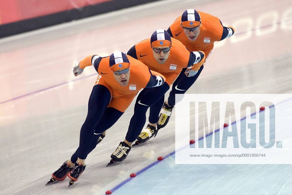 Die niederländische Mannschaft auf der Bahn, v.li.: Carl Verheijen, Mark Tuitert und Sven Kramer - Eisschnellauf OS Winter Herren Olympische Spiele Turin 2006, Winterspiele, Verfolgung, Teamverfolgung, Teamwettbewerb, Teamwertung Gruppe Turin Dynamik,