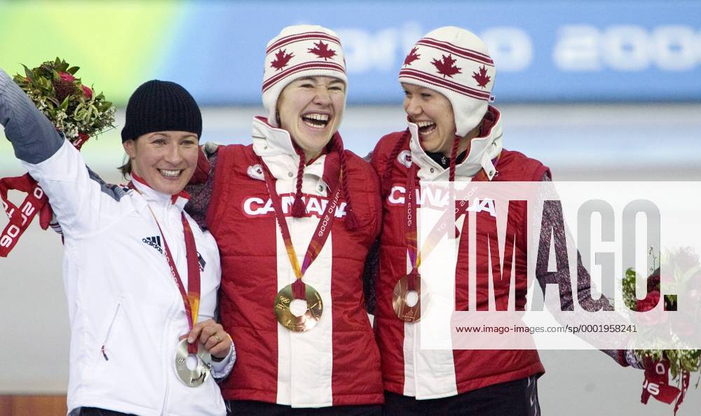 Olympiasiegerin Clara Hughes (Mitte), Cindy Klassen (re., beide Kanada) und Claudia Pechstein (Deutschland) - Siegerehrung - (oly2006022514) Eisschnellauf OS Winter Damen Olympische Spiele Turin 2006, Winterspiele, 5000m, 5000 m, Meter Gruppe Turin