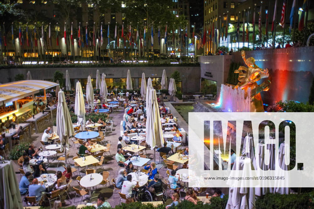 IMAGO Creative, Jahreszeit Sommer, Sommer in der Stadt The rink at the Rockefeller Center and the summer garden Bar and restaurant and The statue of the Titan God, Prometheus sits above the sunken plaza at the Rockefeller Center located in Midtown Manhattan, NYC New York New York USA