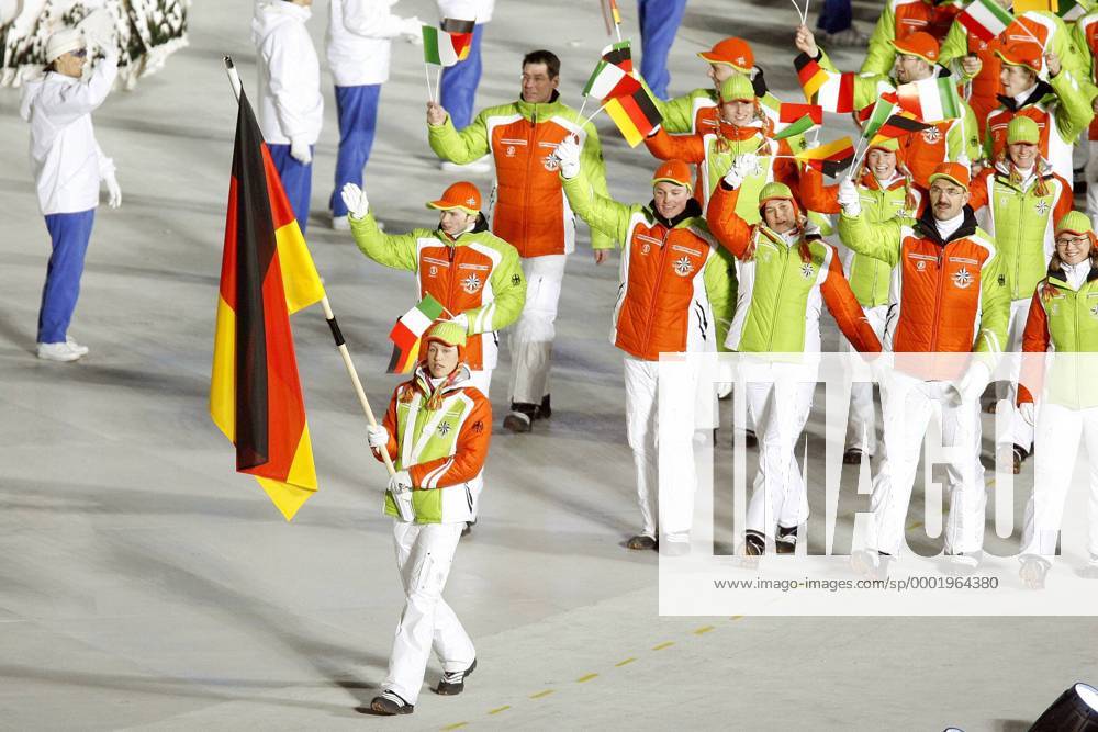 Einmarsch der deutschen Olympiamannschaft mit Fahnenträgerin Kati Wilhelm sowie deutschen und italienischen Nationalfähnchen Biathlon OS Winter Olympische Spiele Turin 2006, Winterspiele, Eröffnungsfeier, Eröffnung, Zeremonie, Olympiakader Totale Fahnenträger, Deutschland Turin