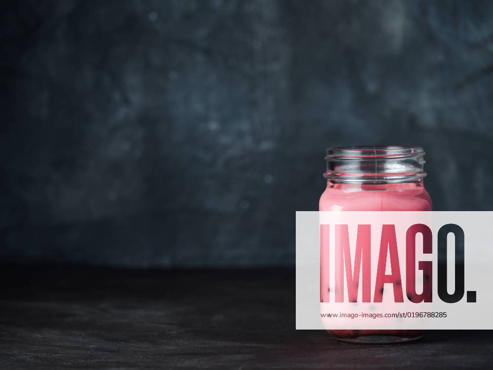 IMAGO Creative, Food, Tapioka Homemade Bubble Tea with Tapioca, copy space Homemade Milk Bubble Tea with Tapioca Pearls balls. Popular Taiwan bubble tea in glass mason jar with copy space for text. Pink Bubble tea on dark background.