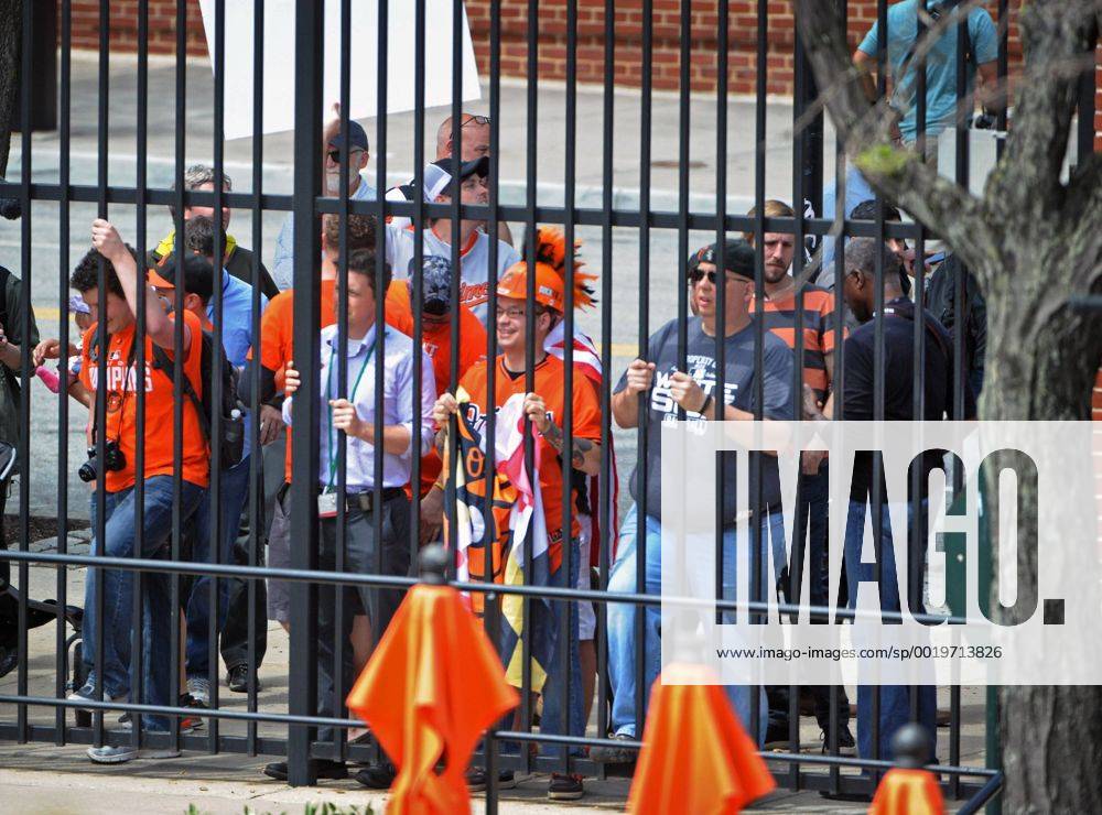 Baltimore, MD, USA - Baltimore Orioles fans who were locked out of the game watch from outside the center field gate during the first inning on Wednesday, April 29, 2015, at Camden Yards in Baltimore. The game was closed to the public due to unrest in the city this week. MLB Baseball Herren USA 2015 - Baltimore Orioles Play In Empty Camden Yards - ZUMAm67_