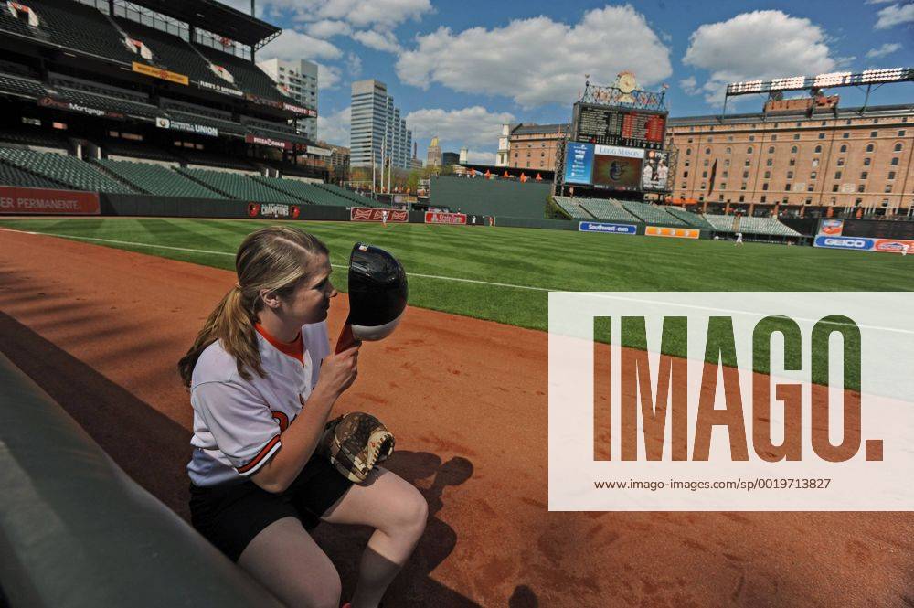 Baltimore, MD, USA - Baltimore Orioles ball girl Emily Potere has no fans to give foul balls to during the team s game against the Chicago White Sox game on Wednesday, April 29, 2015, at Camden Yards in Baltimore. The game was closed to the public due to unrest in the city this week. MLB Baseball Herren USA 2015 - Baltimore Orioles Play In Empty Camden Yards - ZUMAm67_