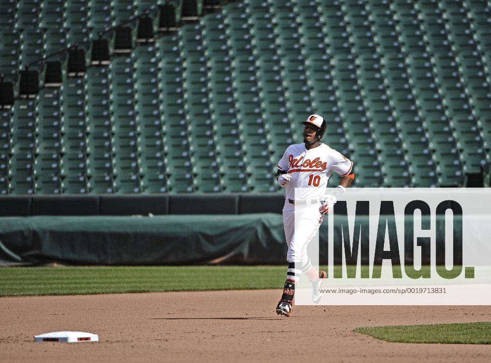 Baltimore, MD, USA - Baltimore Orioles Adam Jones runs to second base on a double during the eighth inning on Wednesday, April 29, 2015, at Camden Yards in Baltimore. The game was closed to the public due to unrest in the city this week. MLB Baseball Herren USA 2015 - Baltimore Orioles Play In Empty Camden Yards - ZUMAm67_