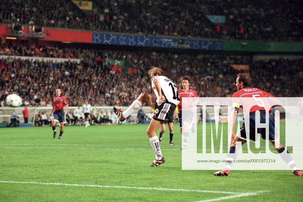 Jürgen Klinsmann (li., Deutschland) zieht ab und erzielt das 2:0, Tom Dooley (USA) kann nur noch zuschauen Fußball Länderspiel Herren Weltmeisterschaft 1998, Nationalmannschaft, Nationalteam, Nationaltrikot, Gruppe F, Vneg Totale Deutschland - USA 2:0 Paris Dynamik,